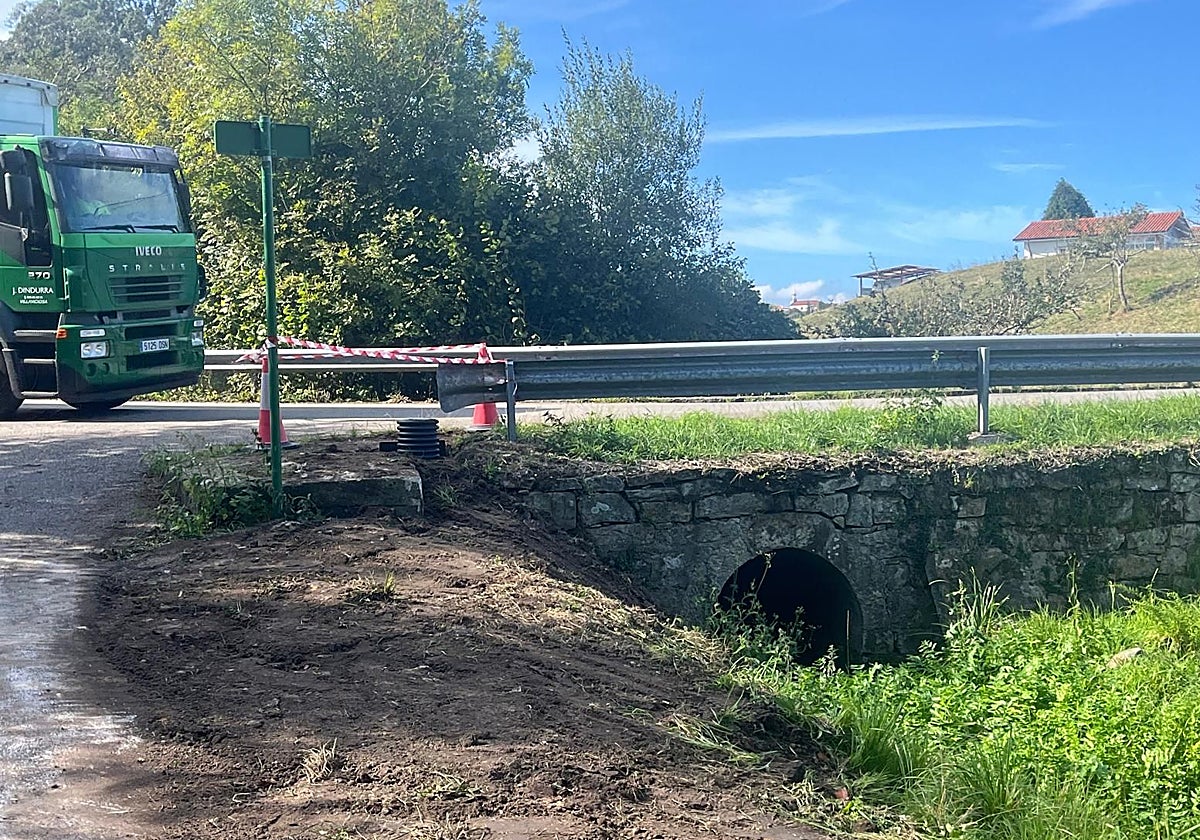 Instalación de uno de los hidrantes en El Regatón, Quintueles
