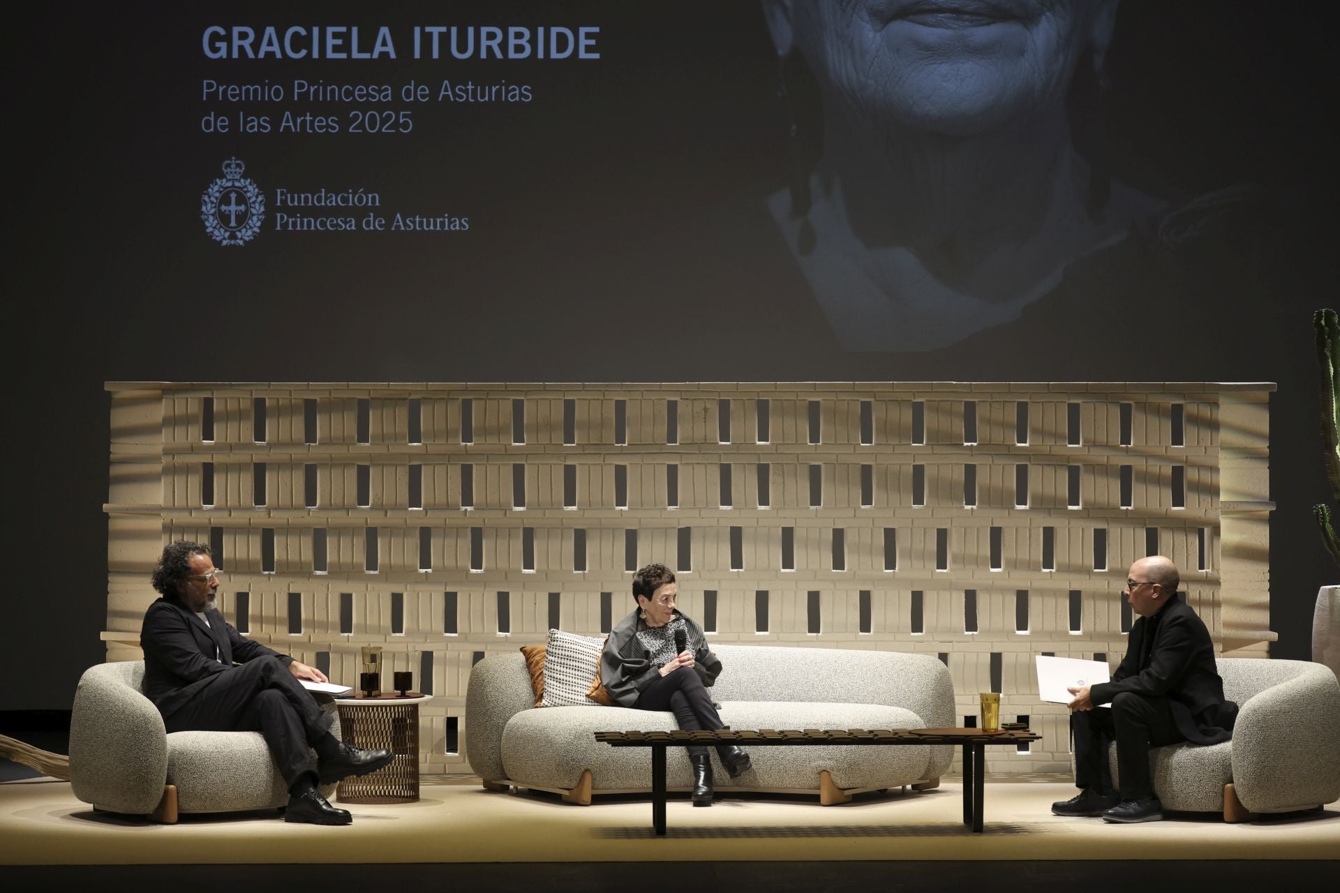 Alejandro González Iñárritu y Graciela Iturbide se encuentran con el público en el teatro Jovellanos