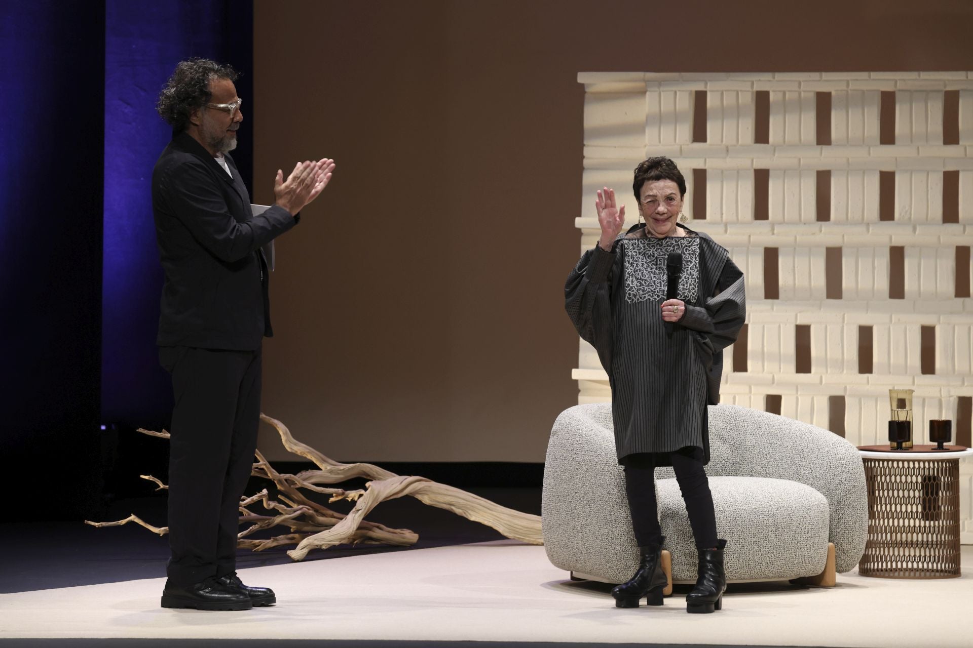 Alejandro González Iñárritu y Graciela Iturbide se encuentran con el público en el teatro Jovellanos