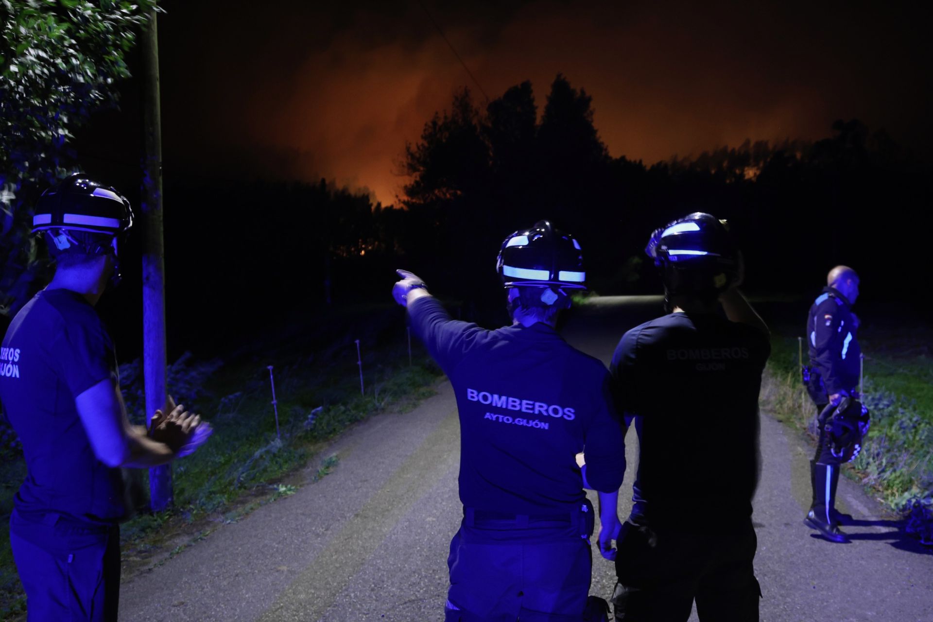 Vecinos desalojados y olor a quemado en todo Gijón: las imágenes del fuego en el Monte Areo