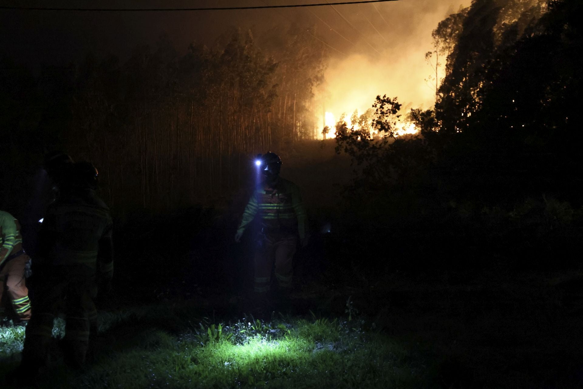 Vecinos desalojados y olor a quemado en todo Gijón: las imágenes del fuego en el Monte Areo