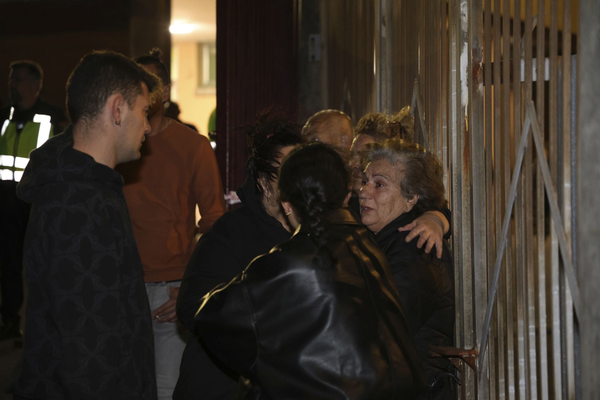 Vecinos desalojados y olor a quemado en todo Gijón: las imágenes del fuego en el Monte Areo