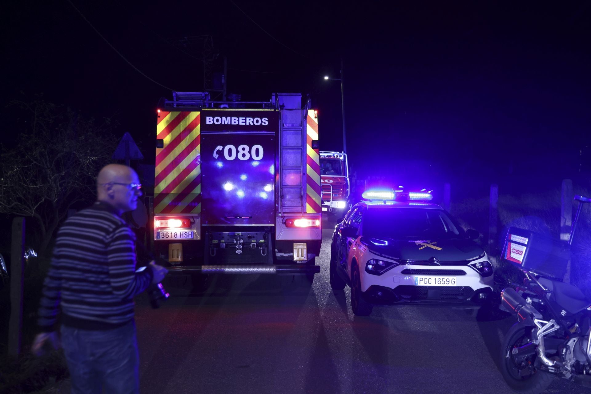 Vecinos desalojados y olor a quemado en todo Gijón: las imágenes del fuego en el Monte Areo