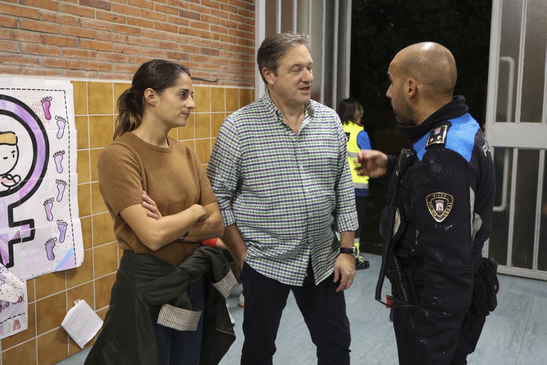 Vecinos desalojados y olor a quemado en todo Gijón: las imágenes del fuego en el Monte Areo