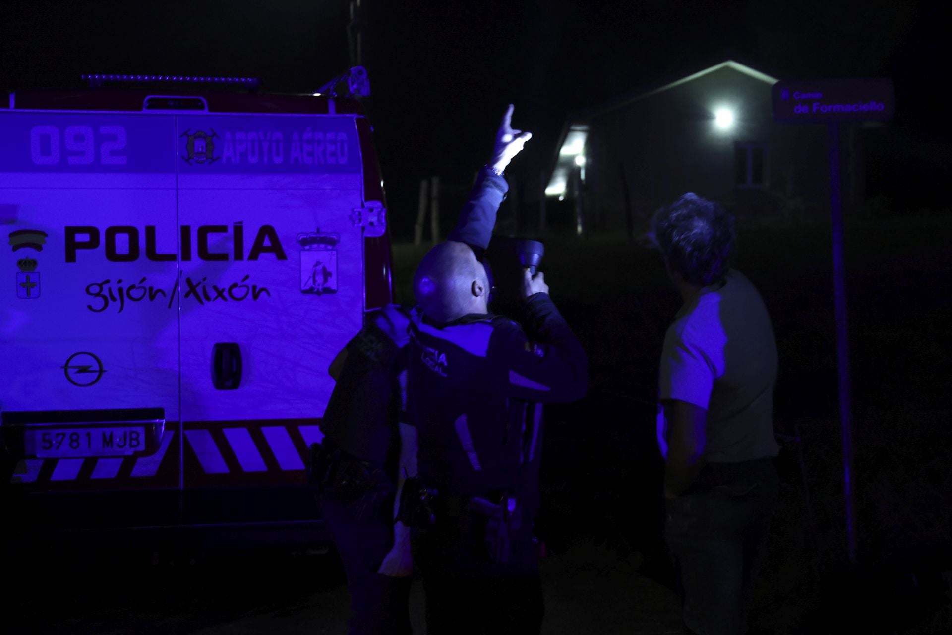 Vecinos desalojados y olor a quemado en todo Gijón: las imágenes del fuego en el Monte Areo