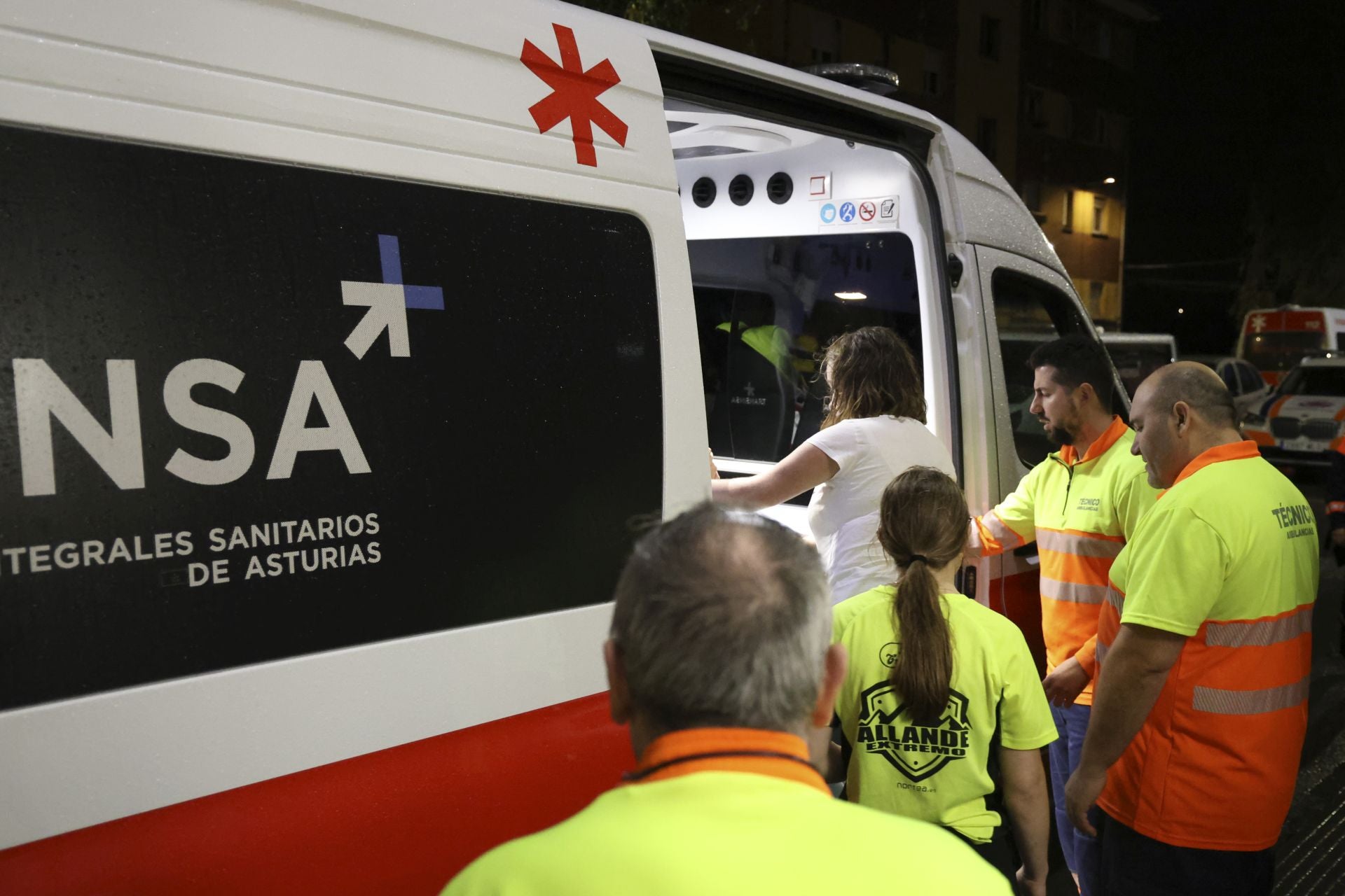 Vecinos desalojados y olor a quemado en todo Gijón: las imágenes del fuego en el Monte Areo