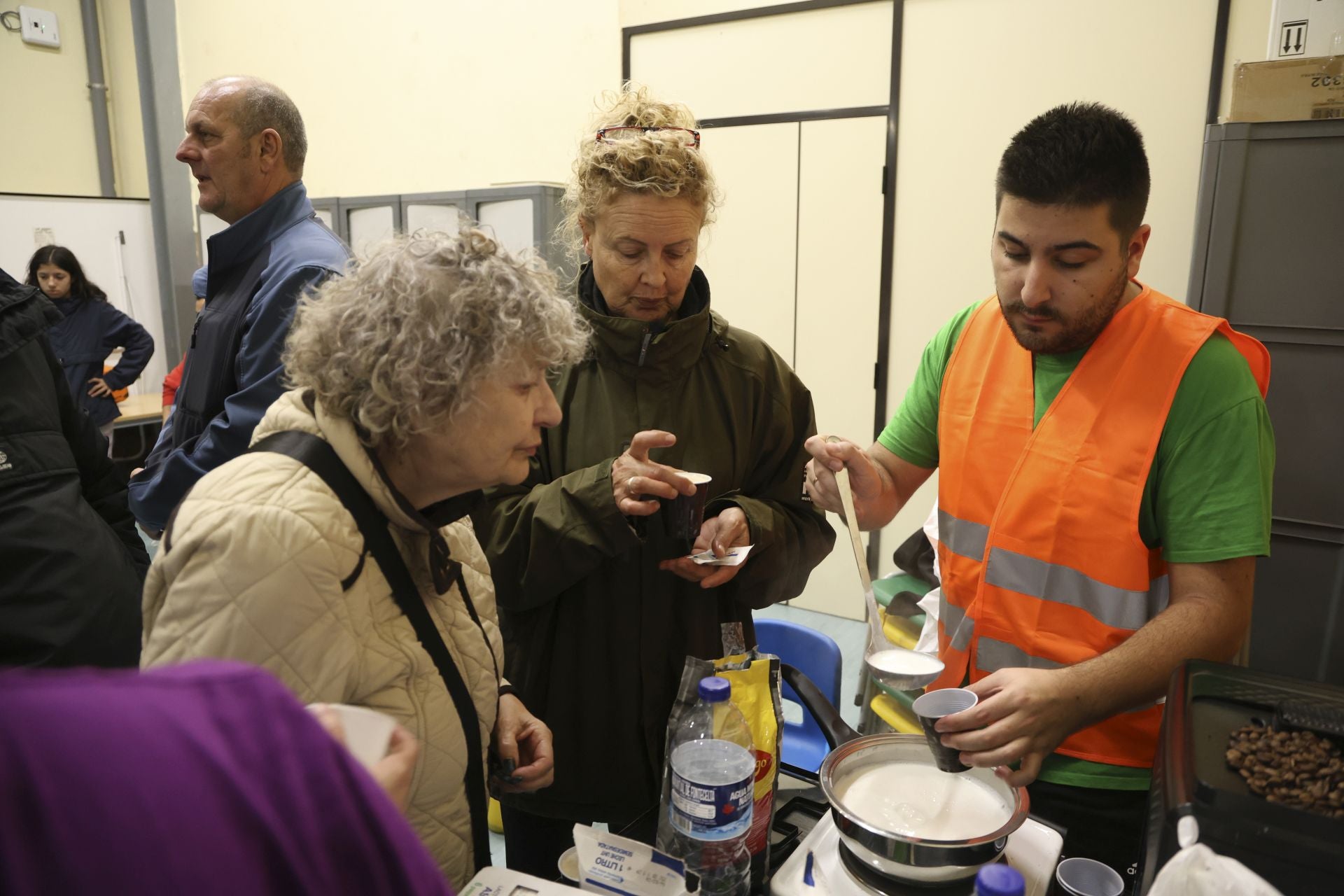 Vecinos desalojados y olor a quemado en todo Gijón: las imágenes del fuego en el Monte Areo
