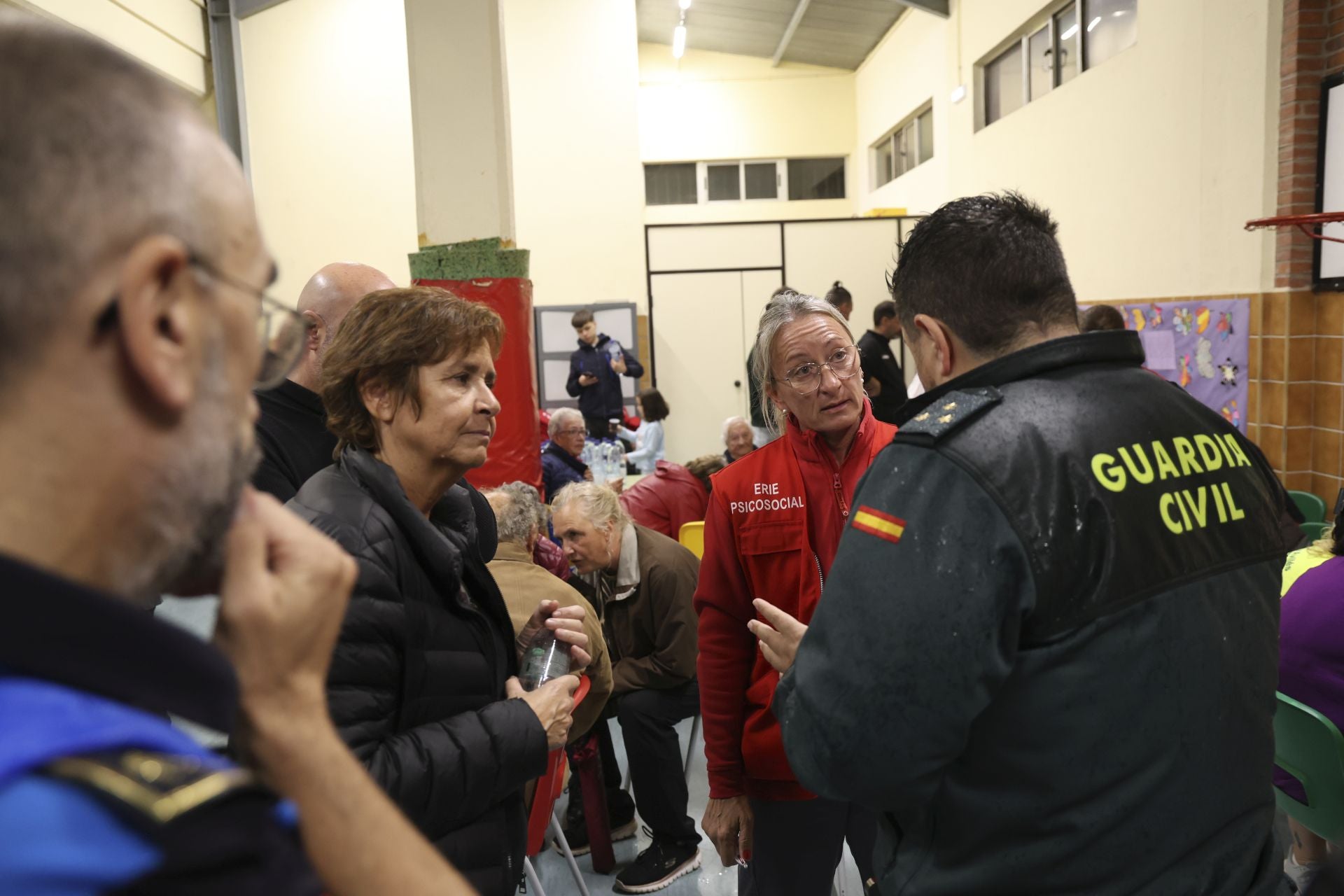 Vecinos desalojados y olor a quemado en todo Gijón: las imágenes del fuego en el Monte Areo