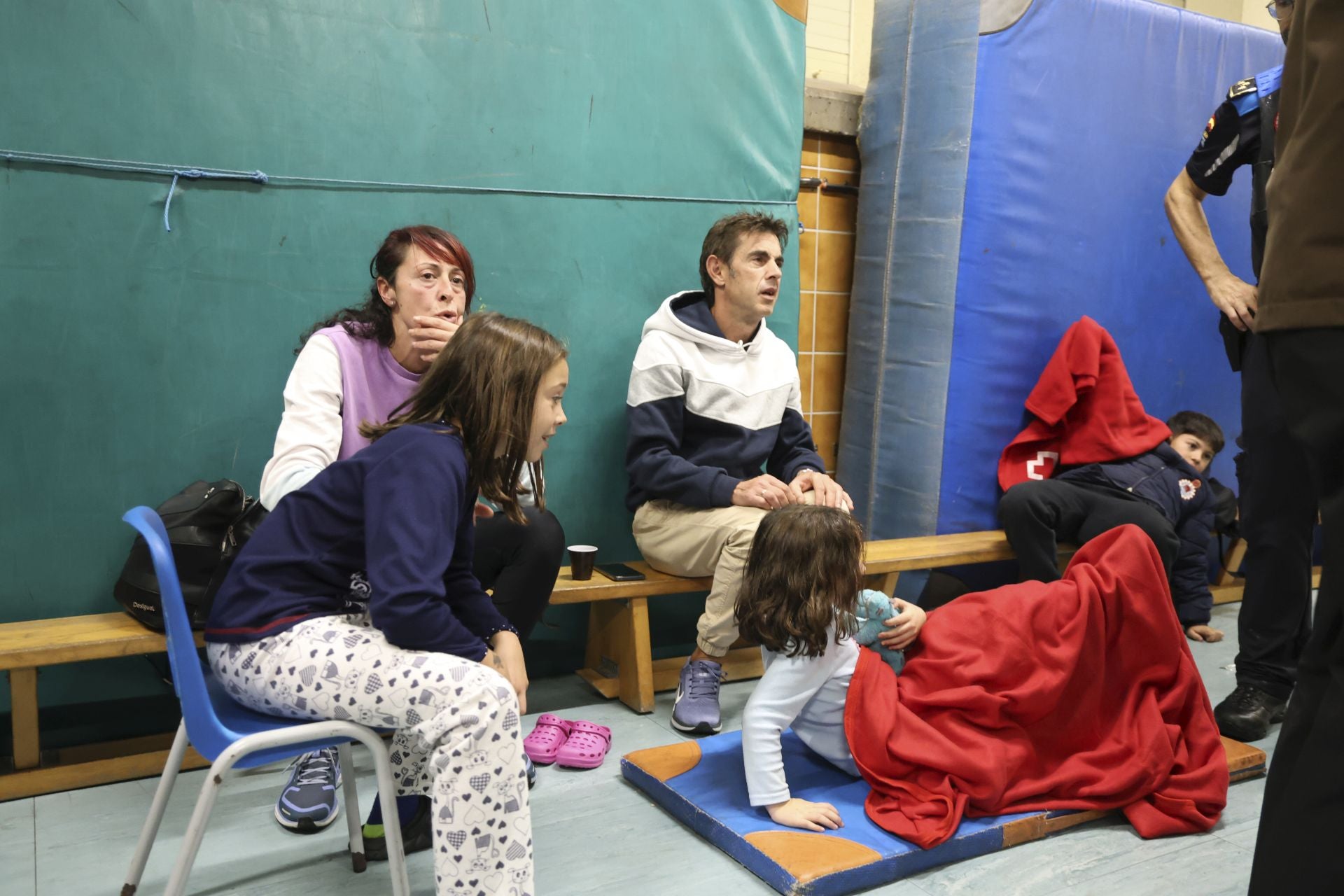 Vecinos desalojados y olor a quemado en todo Gijón: las imágenes del fuego en el Monte Areo
