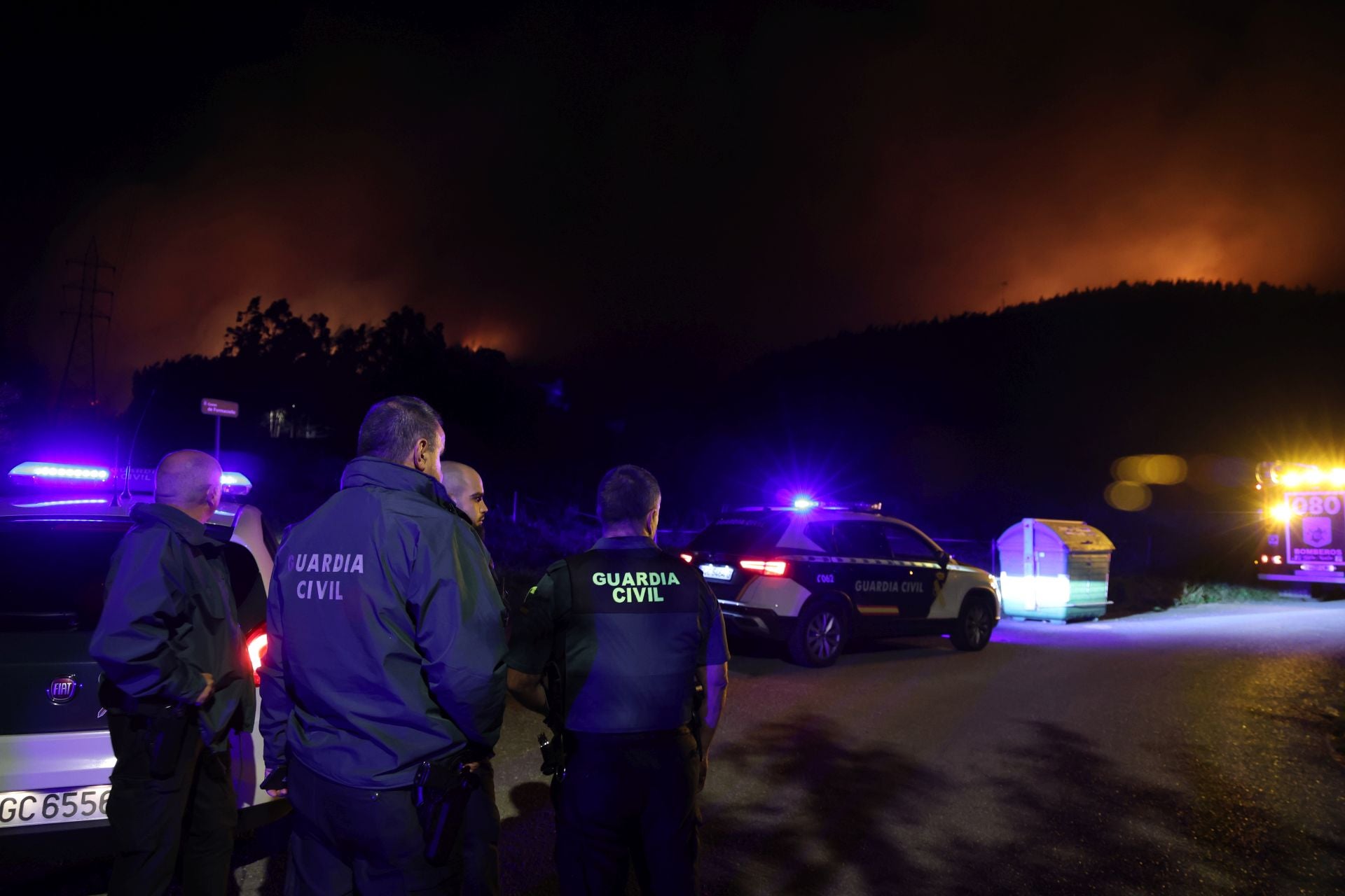 Vecinos desalojados y olor a quemado en todo Gijón: las imágenes del fuego en el Monte Areo