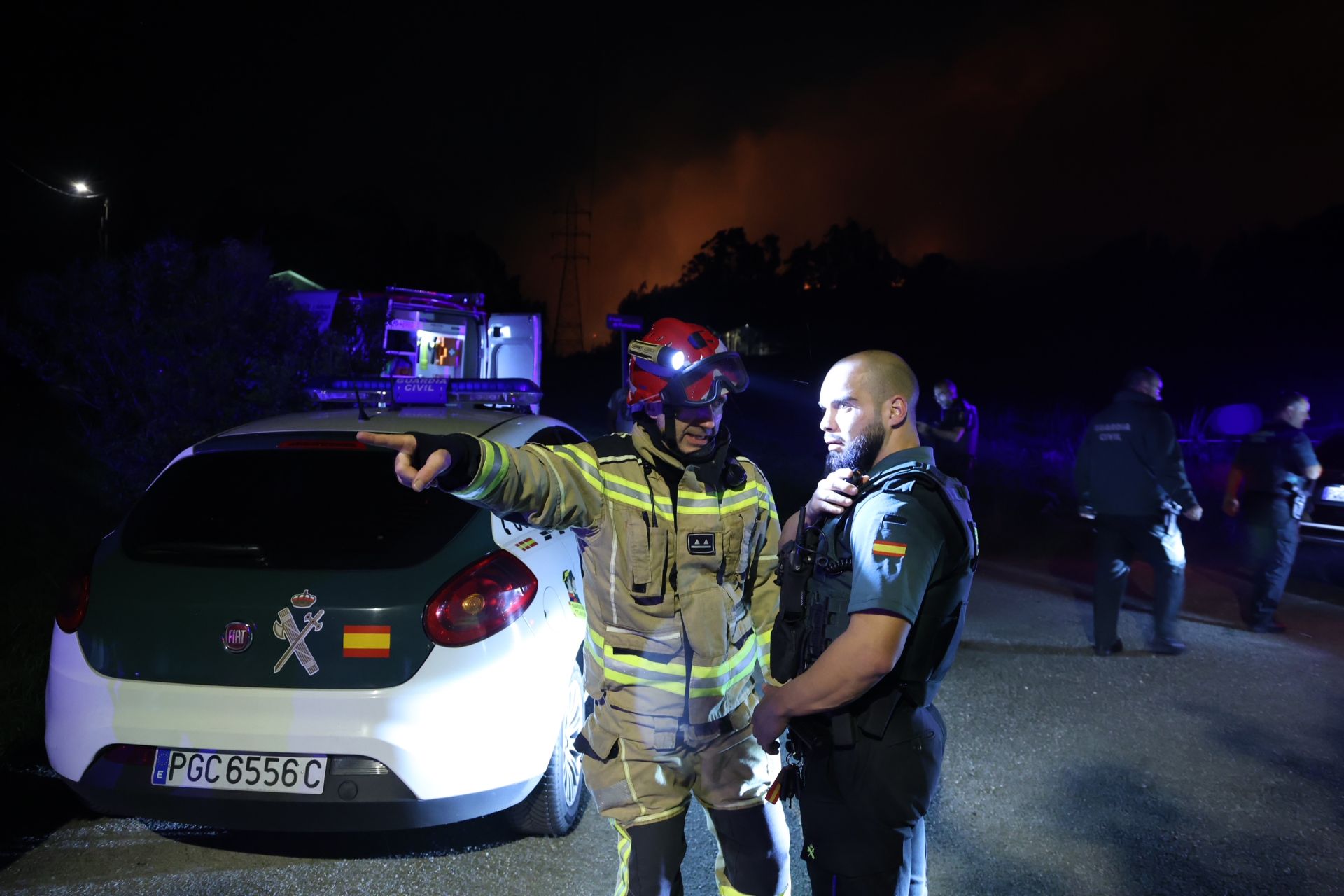 Vecinos desalojados y olor a quemado en todo Gijón: las imágenes del fuego en el Monte Areo