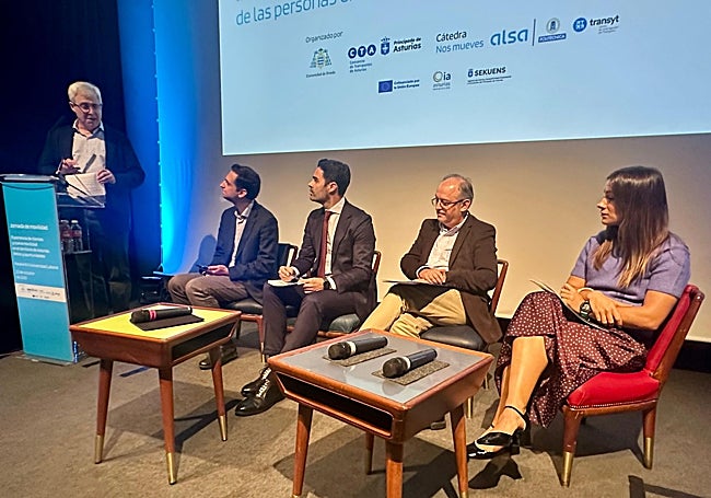 Alberto Cillero (Alsa), Juan Gómez (Transyt), Jorge Rodríguez (Vectio), José Manuel Montes (Universidad de Oviedo) y Cristina Ortega (Alsa)