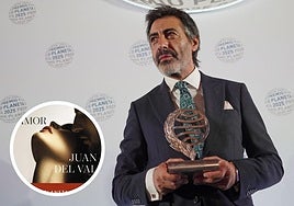 Juan del Val, con el galardón del Premio Planeta 2025 que ha ganado gracias a su libro 'Vera, una historia de amor', en el círculo.