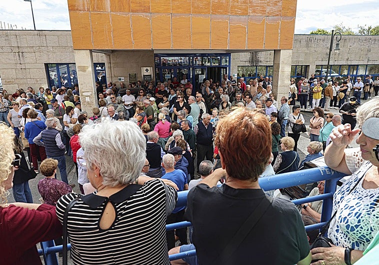 Concentración vecinal ante el centro de salud de Lugones, protestando por la falta de médicos.