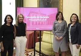 Candelaría Pereira, Sonia Peña, María Mitre y Sonia Monestina, este miércoles, en el Salón de Recepciones del Ayuntamiento de Gijón.