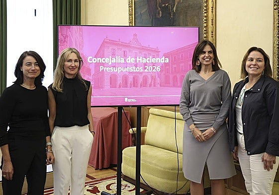 Candelaría Pereira, Sonia Peña, María Mitre y Sonia Monestina, este miércoles, en el Salón de Recepciones del Ayuntamiento de Gijón.