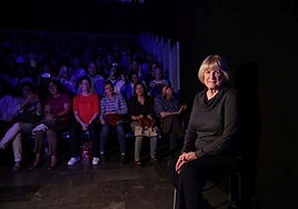 Marie-Claire King sonríe agradecida tras el gran aplauso recibido por el publico que llenó el Centro Cultural Antiguo Instituto de Gijón.