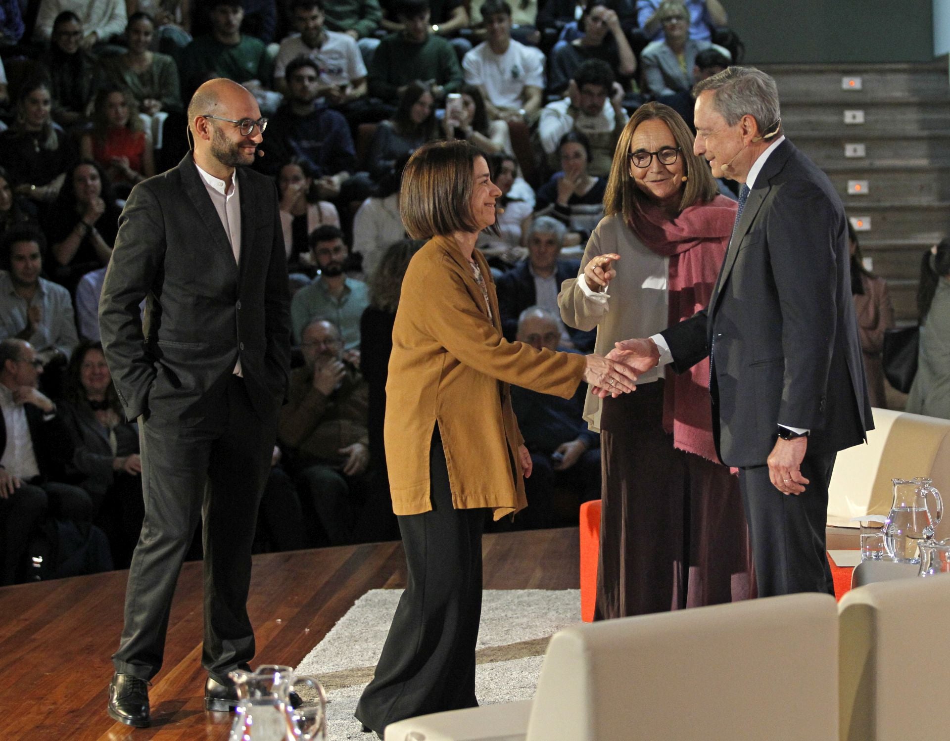 Mario Draghi mantiene un encuentro con el público en la facultad de Económicas