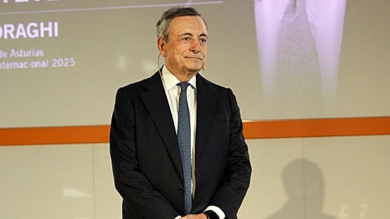 Mario Draghi mantiene un encuentro con el público en la facultad de Económicas