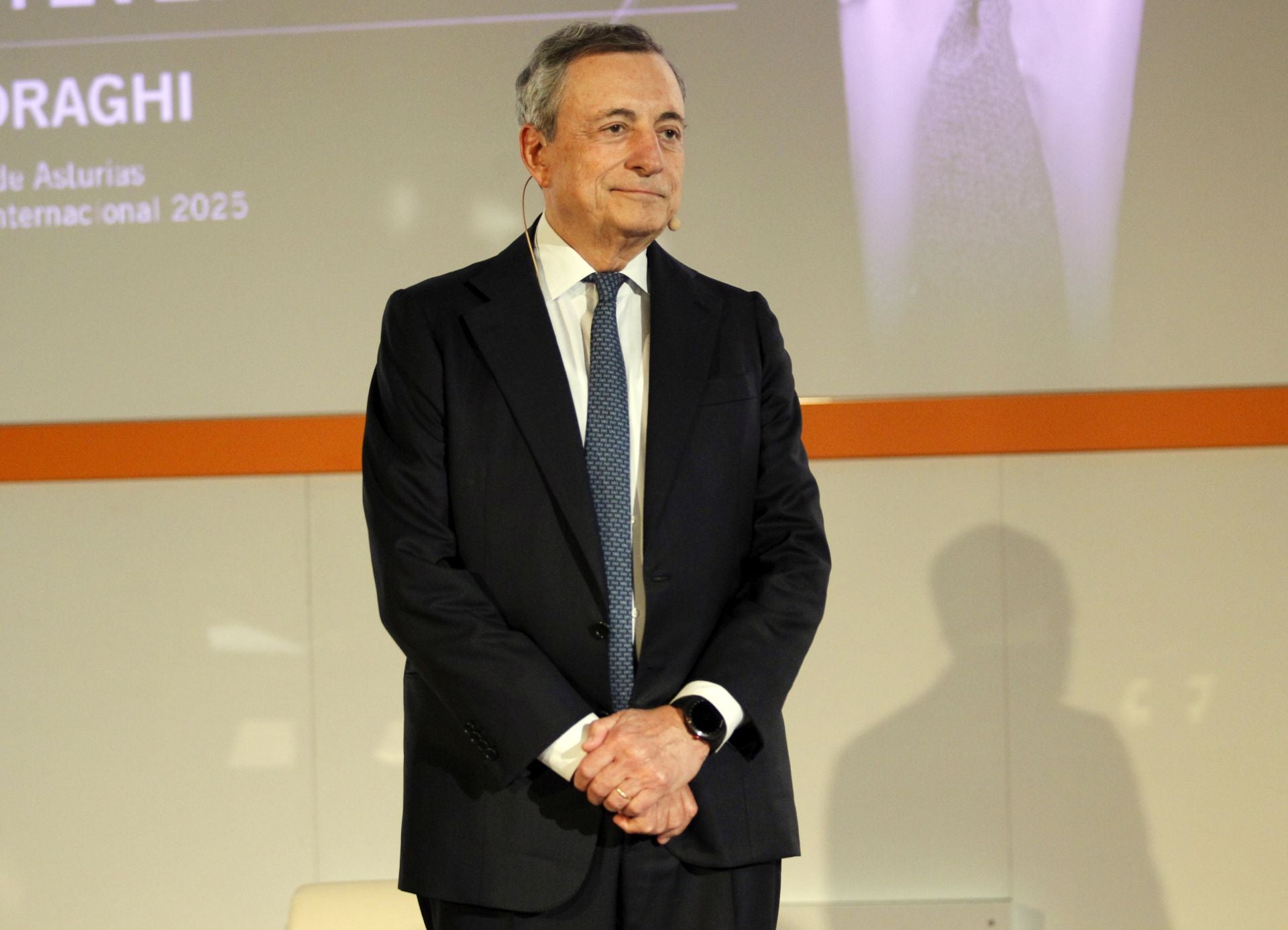 Mario Draghi mantiene un encuentro con el público en la facultad de Económicas