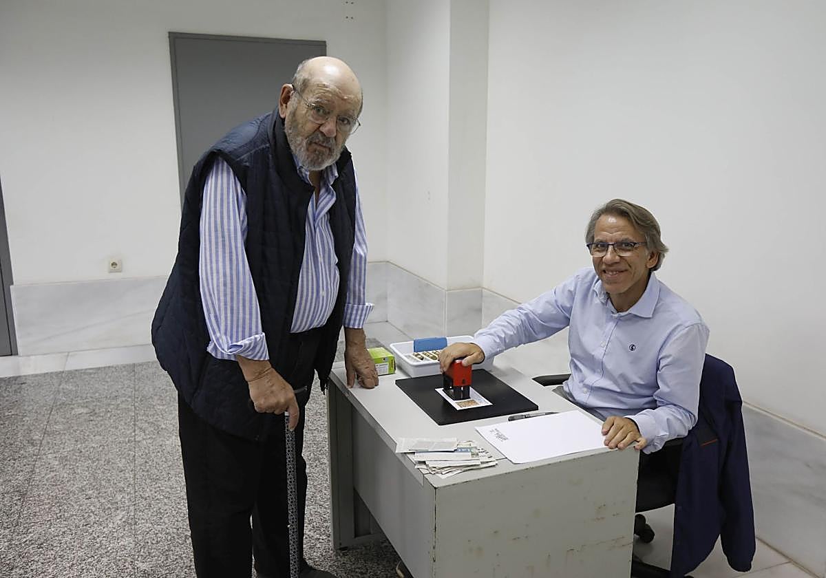 Luis Rollán, presidente del grupo filatélico El Texu, y David Osorio, director de la oficina central de Correos, este martes, con el matasellos.