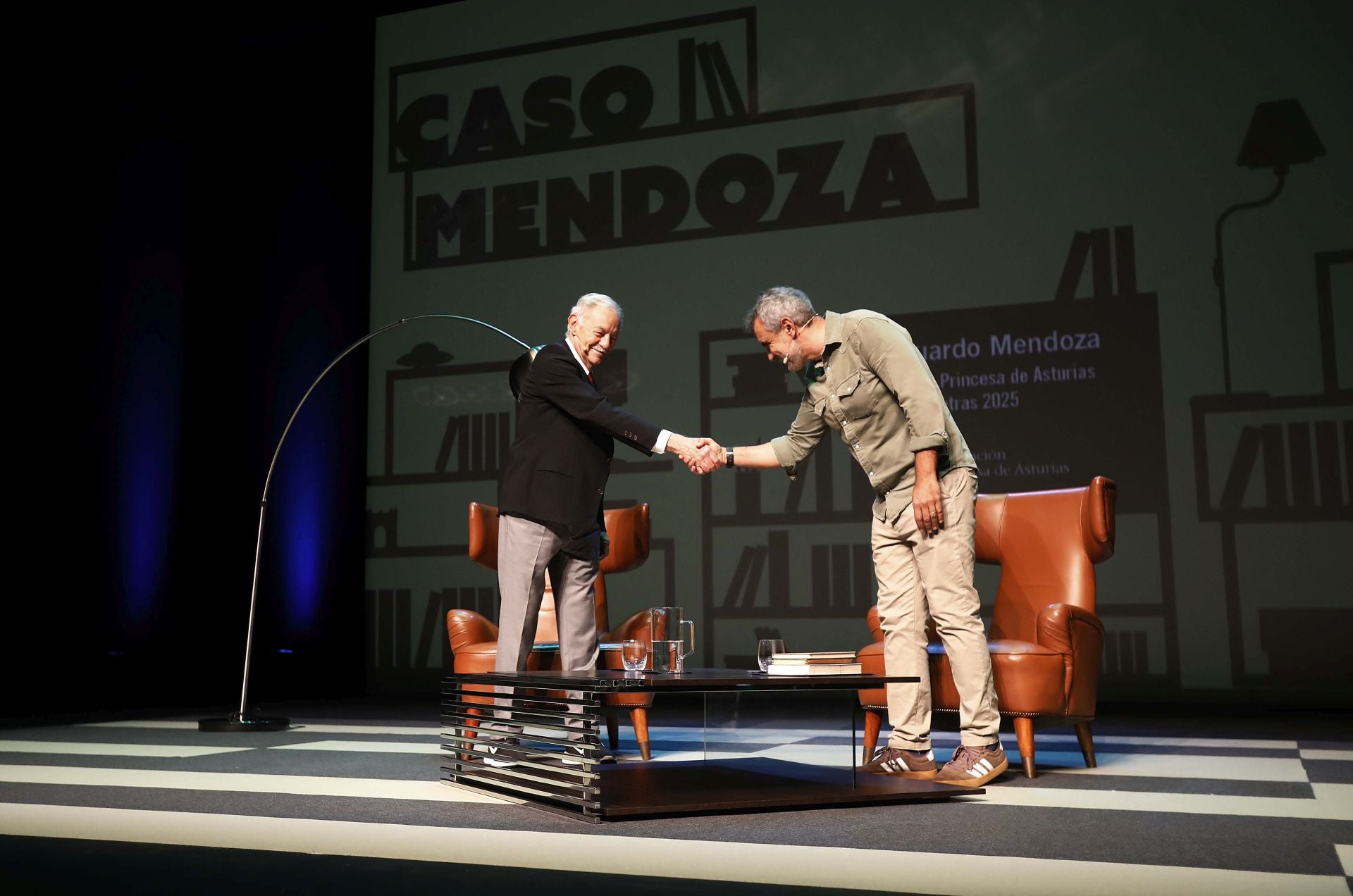 Encuentro con el público de Eduardo Mendoza en el Niemeyer