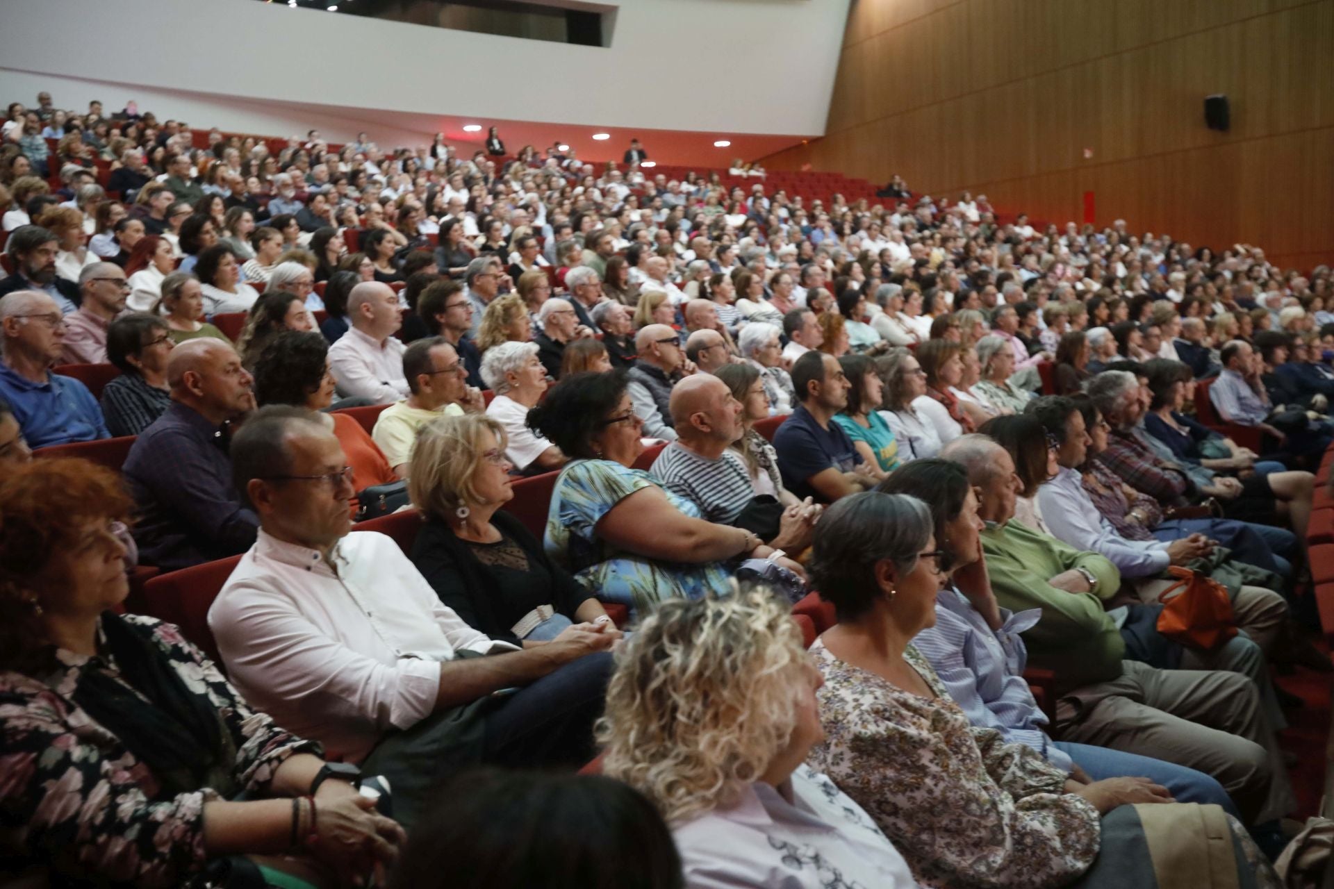 Encuentro con el público de Eduardo Mendoza en el Niemeyer