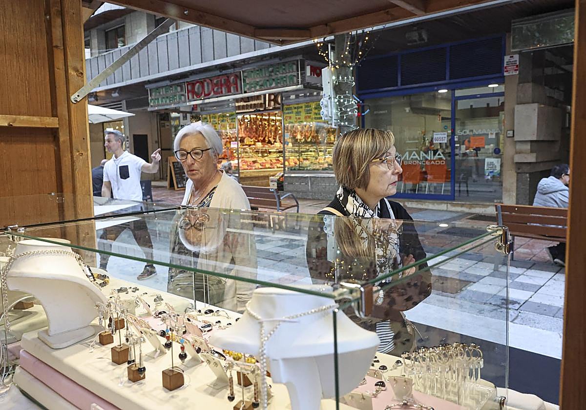 Dos mujeres ante uno de los puestos de una edición anterior del mercado del azabache de Oviedo.