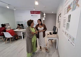 La teniente de alcalde, Teresa Iglesias, y la edil de Desarrollo Urbano Sostenible, Marta Jiménez, en la oficina del Plan General de Ordenación de Mieres, en la calle Valeriano Miranda