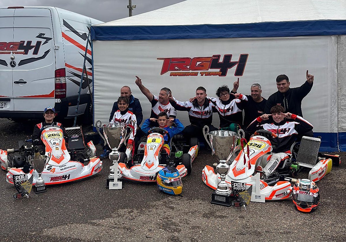 Imagen principal - Neizan Granda, junto a su equipo y en dos momentos de la carrera final sobre lluvia en León.