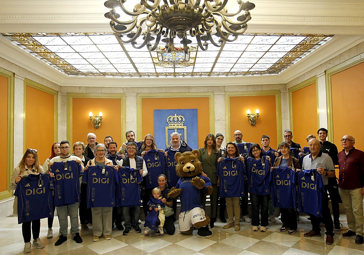 Los ganadores del concurso, con su camisetas del Real Oviedo en la mano en compañía de Garra y de la concejala Leticia González.
