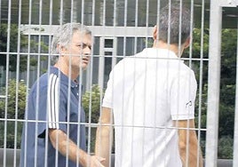 Mourinho conversa con Juan Díaz en Valdebebas en septiembre de 2012.