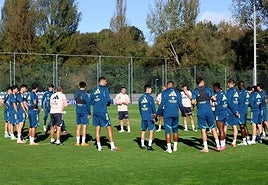 Luis Carrión y su cuerpo técnico se dirigen a los jugadores del Real Oviedo antes de iniciar uno de los entrenamientos del equipo en El Requexón.