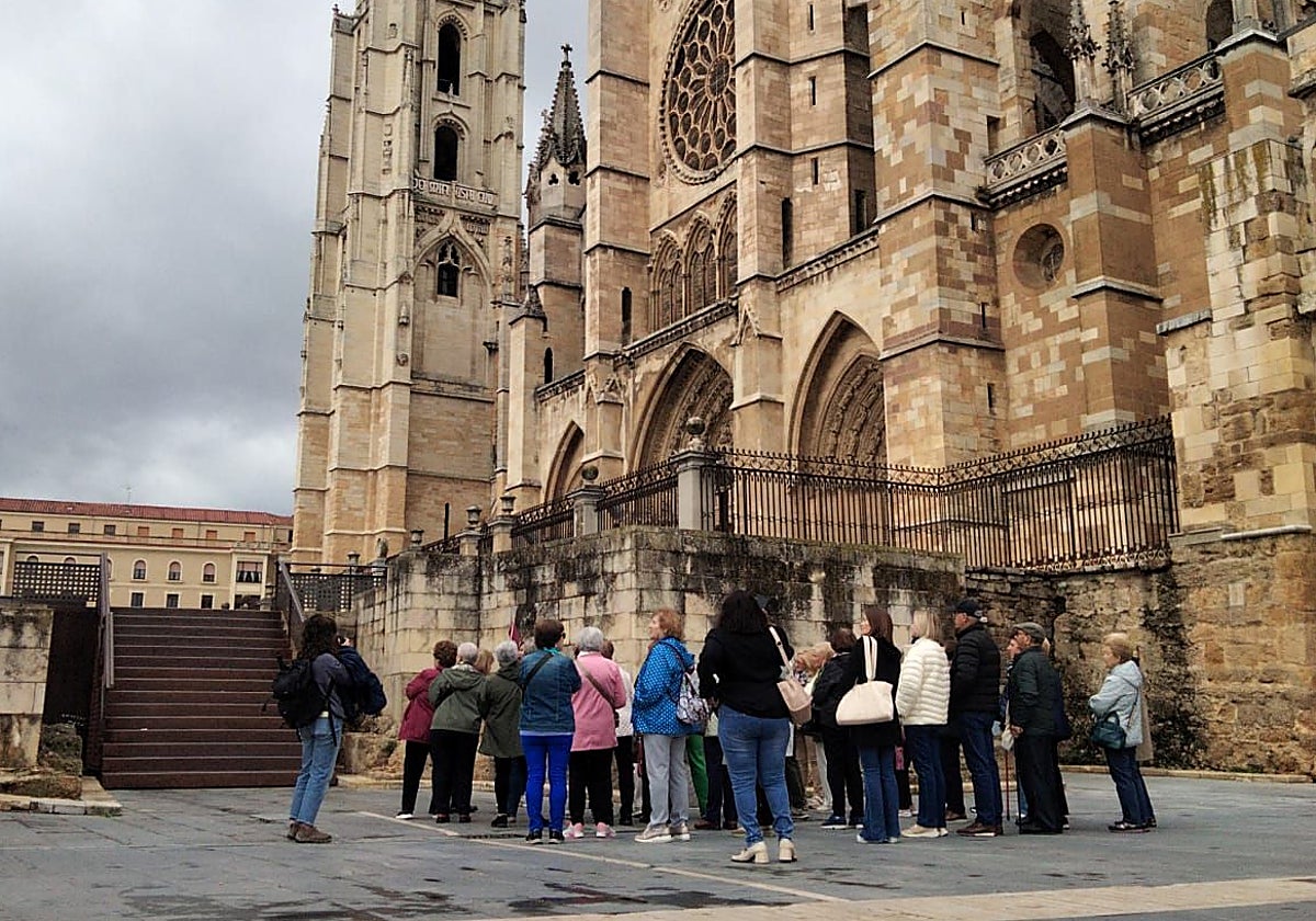 Los participantes del programa de Siero, ante la catedral de León.