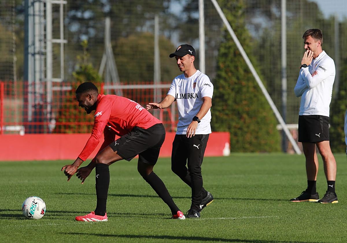 Borja Jiménez dirige un entrenamiento del Sporting de Gijón.