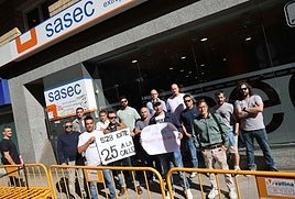 Trabajadores de Windar Wind Services, a las puertas del SASEC.