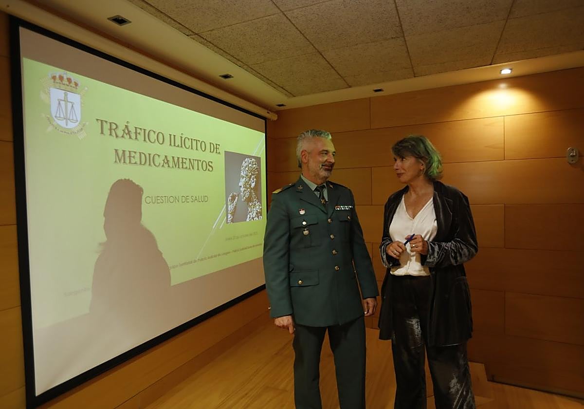 El sargento de la Guardia Civil junto a la coordinadora del Aula.