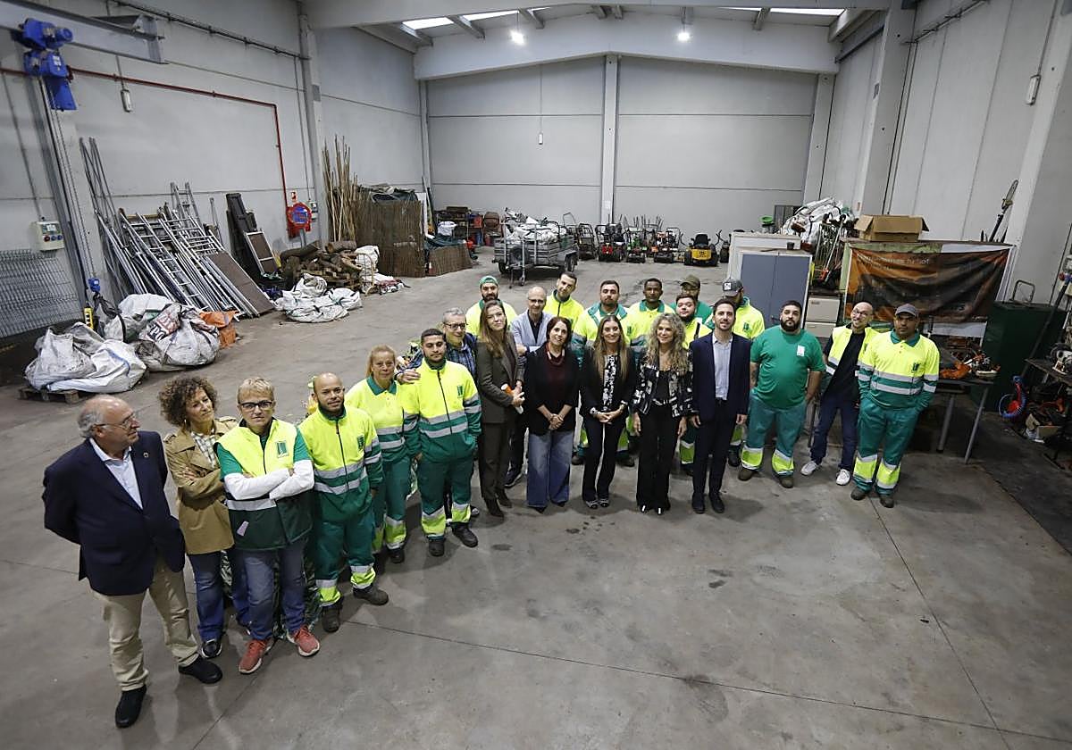 La secretaria de Estado de Economía Social junto a directivos de Secretariado Gitano y alumnos y trabajadores de Vedelar, ayer en el PEPA.