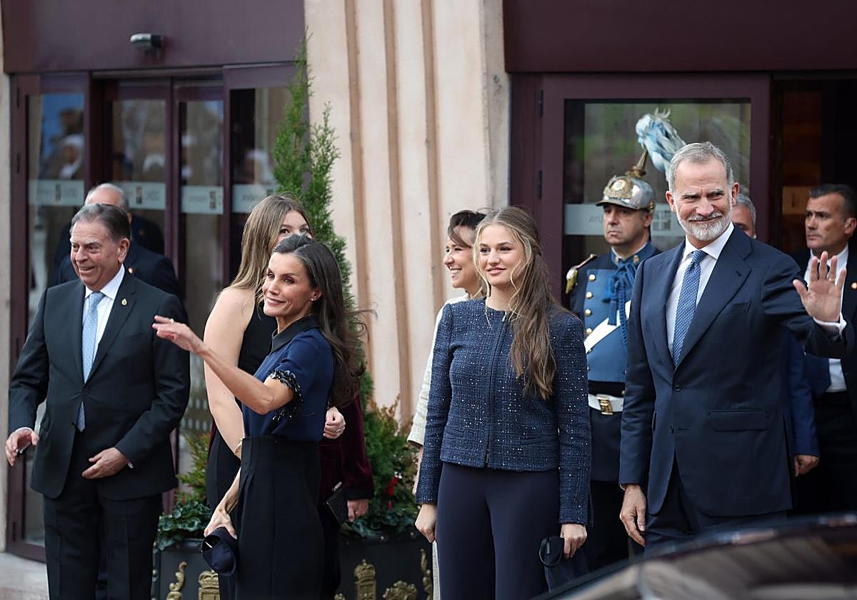 La Familia Real asistió al concierto previo de los Premios Princesa.