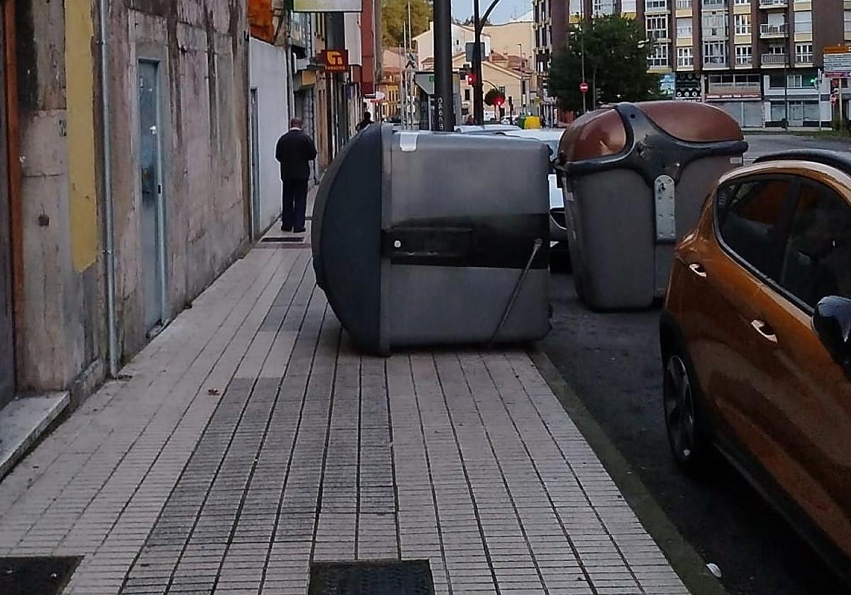Un contenedor volcado sobre la acera de Gutiérrez Herrero.
