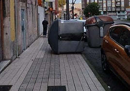 Un contenedor volcado sobre la acera de Gutiérrez Herrero.