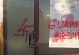 Pintada en la sede de Izquierda Unida en Llanera.