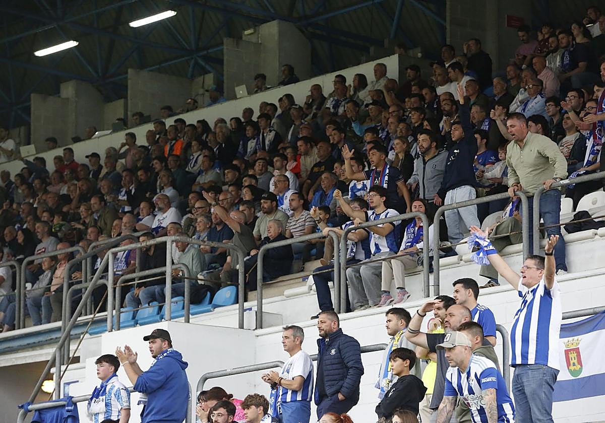 La afición del Real Avilés, frente al Talavera.