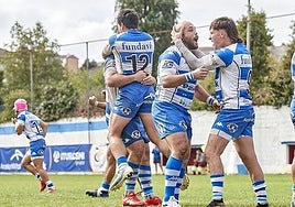 Los jugadores del Pasek Belenos celebran un ensayo en el último partido disputado en el Muro de Zaro.