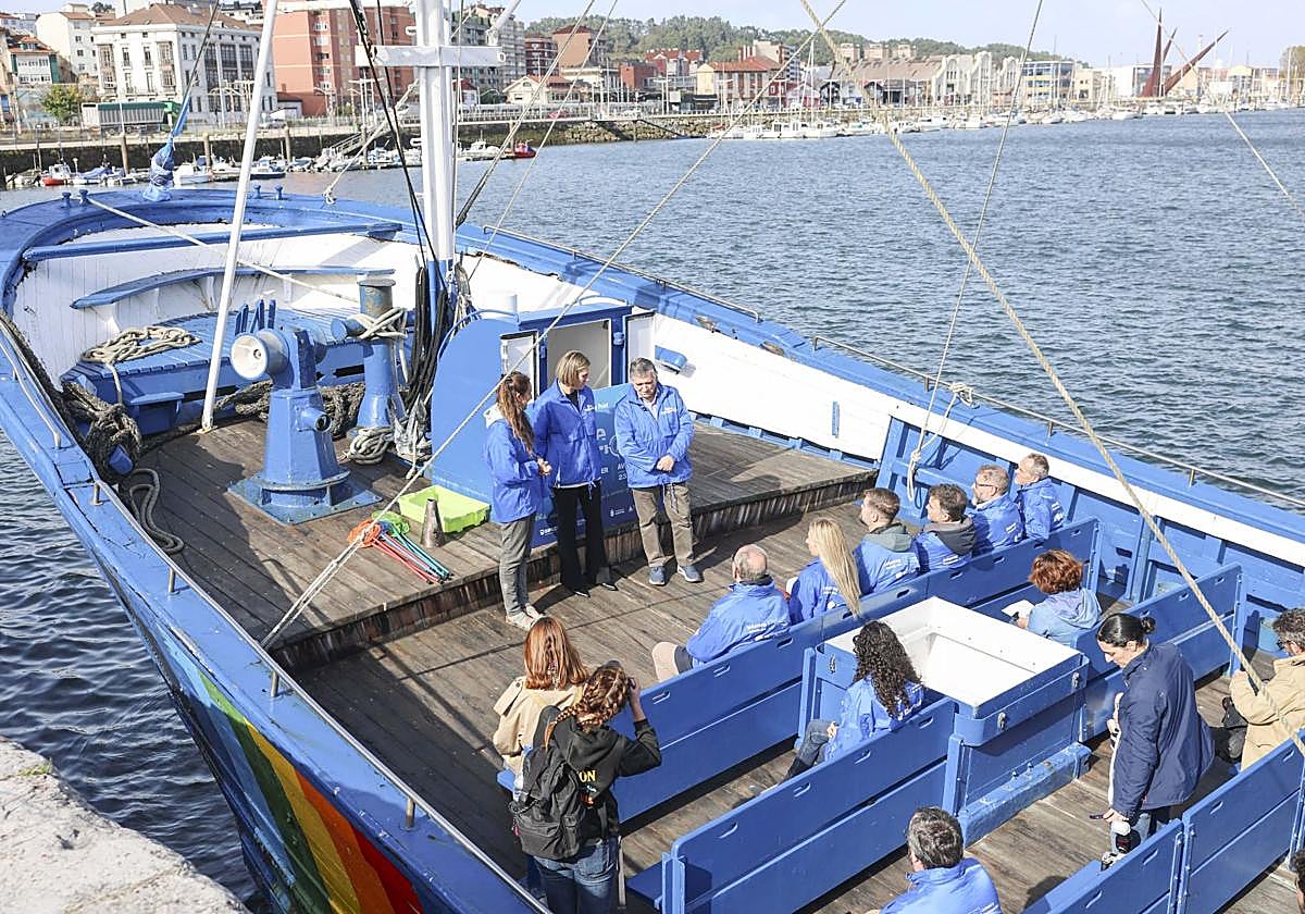 Presentación del proyecto 'Blue Expedition', a bordo del 'Máter', atracado en Avilés.