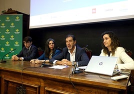 Javier Turiel, responsable de Sostenibilidad y Riesgos de Caja Rural de Asturias; Patricia López, directora gerente de Idonial; Pedro Luis Fernández, presidente de GAM; y Silvia Cortiñas, directora de Medio Ambiente en Ence.