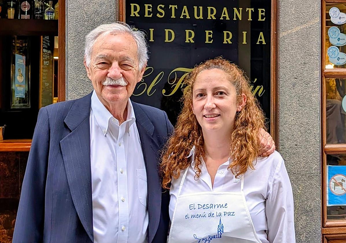 El escritor Eduardo Mendoza, Premio Princesa de las Letras, comió en el restaurante El Fartuquín, en Oviedo