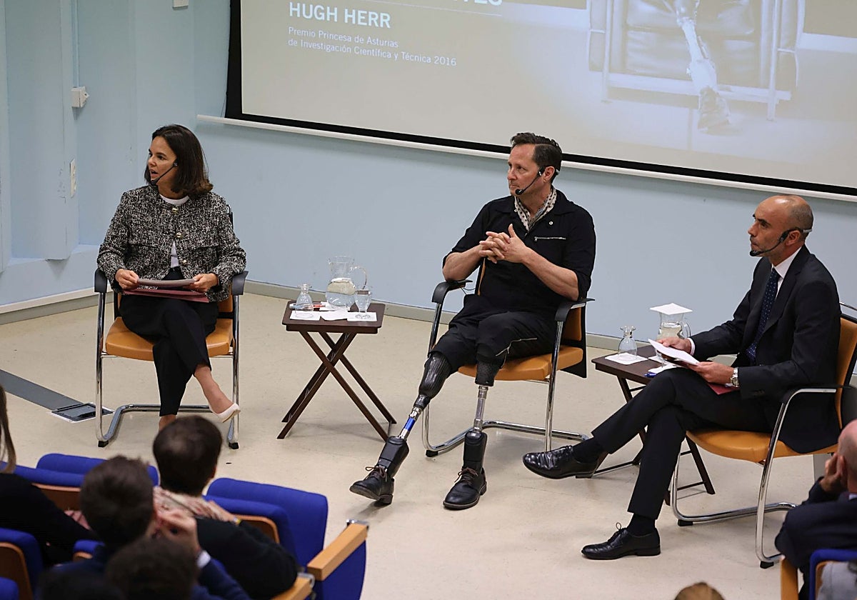 Inés Suárez, Hugh Herr y Joaquín González en el salón de actos, con lleno total, de la Escuela Politécnica de Ingeniería de Gijón.