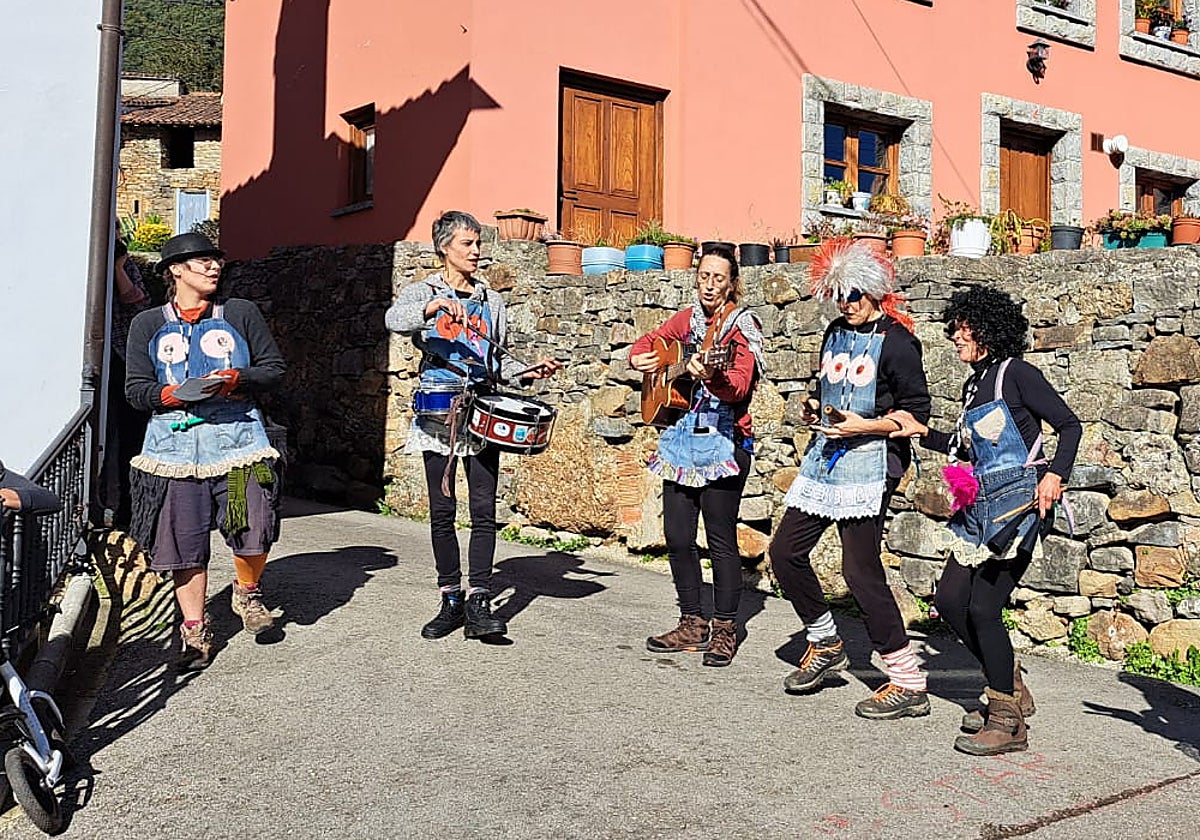 Actuación en una edición anterior del festival Mediu Güeyu, en Rozaes.