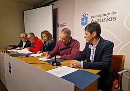 Los representantes de los sindicatos FSIE, USO y OTECAS firman el acuerdo.